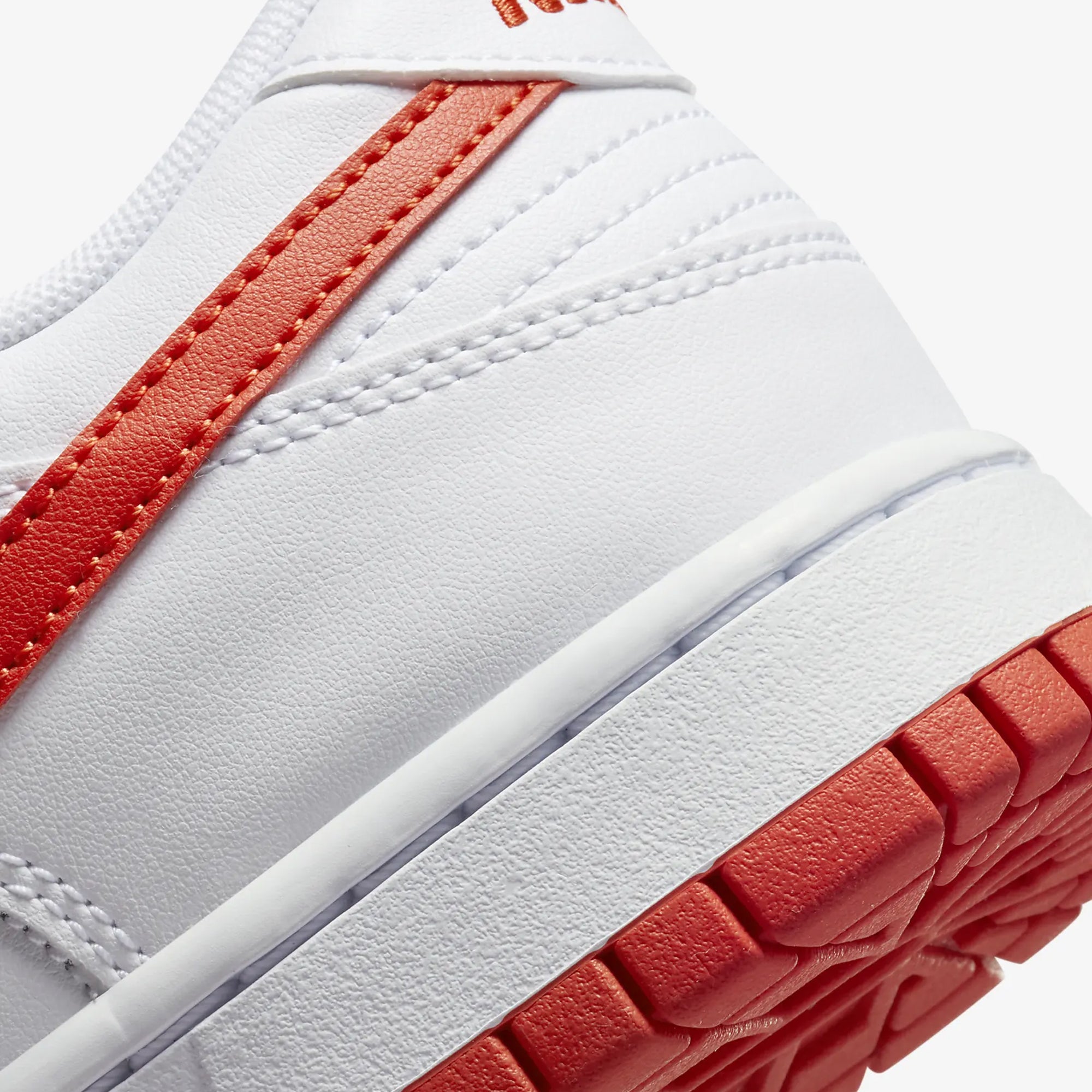 DUNK LOW RETRO 'WHITE/PICANTE RED'